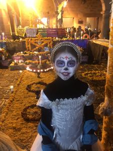 Esta foto foi tirada em uma cidade onde comemoram o Día de Los Muertos. Todas as crianças se maquiam desta forma, como essa menina da foto. Fabiana foi comemorar essa tradicional celebração cultural com alguns amigos. A cultura mexicana a surpreendeu muito.